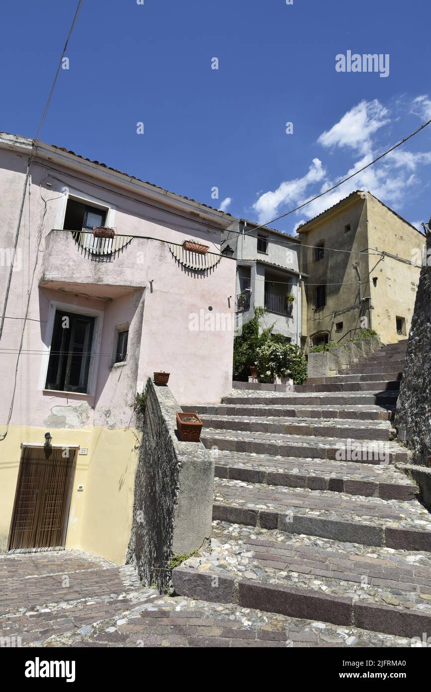Un plan vertical de vieux escaliers dans l'une des rues du village d'Altomonte, région Calabre, Italie Banque D'Images