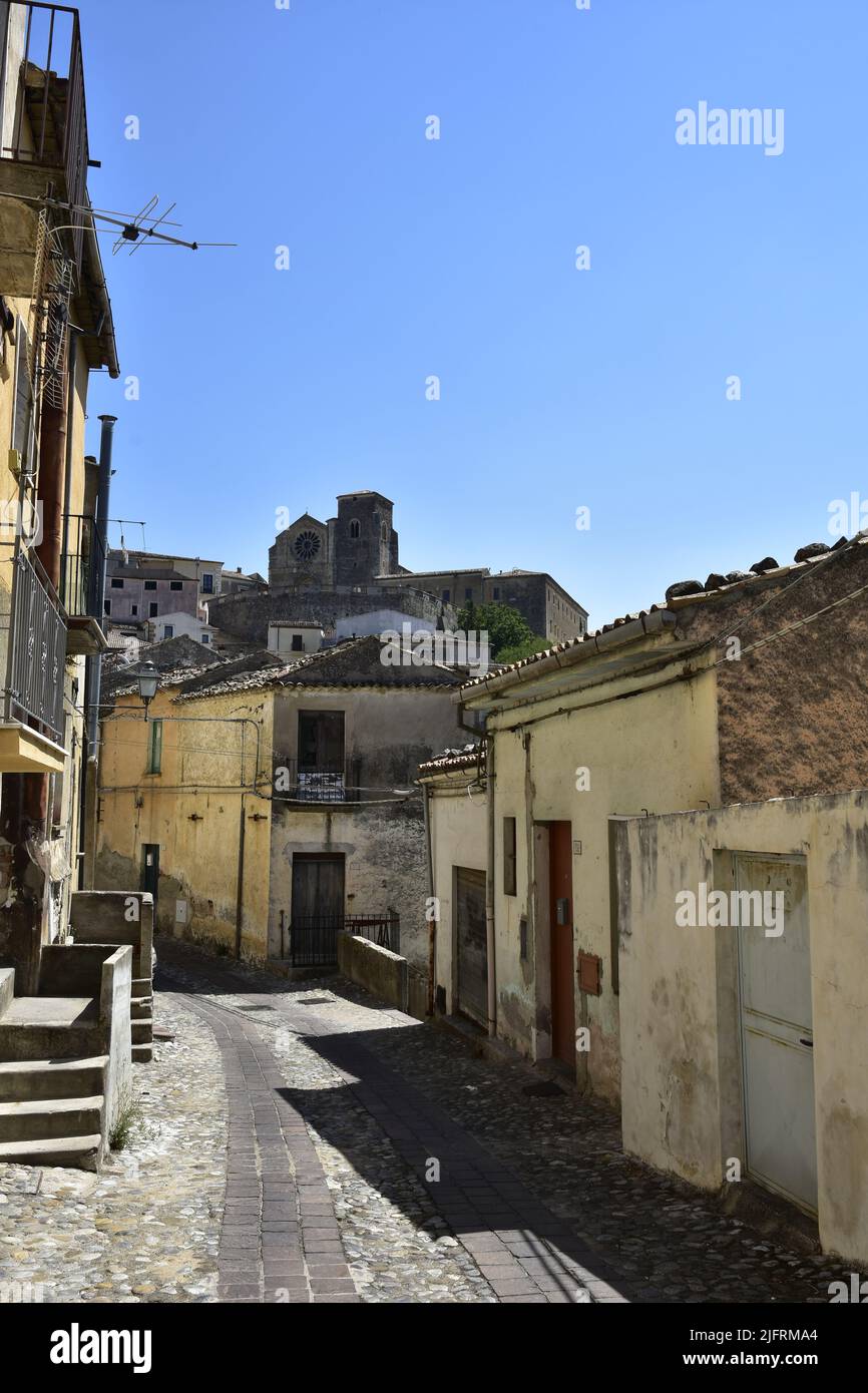 Un cliché vertical d'une rue étroite vide entre les anciennes maisons et bâtiments du village d'Altomonte, région Calabre, Italie Banque D'Images