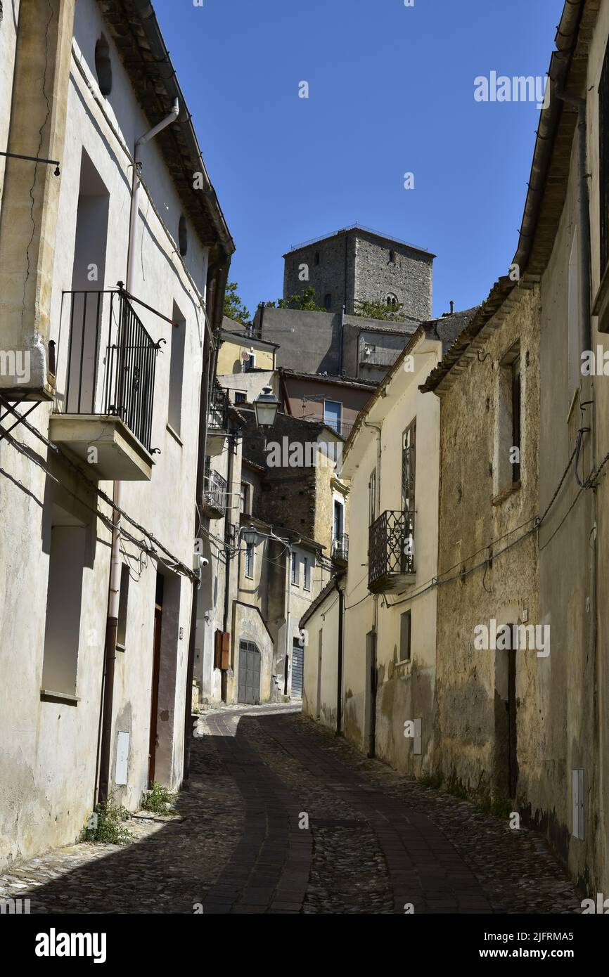 Un cliché vertical de rue étroite entre les anciens bâtiments du village d'Altomonte, région Calabre, Italie Banque D'Images