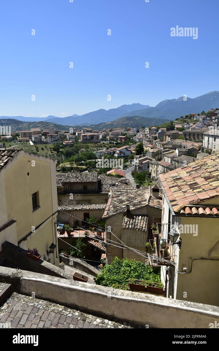 Un cliché vertical du village d'Altomonte, région Calabre, Italie Banque D'Images
