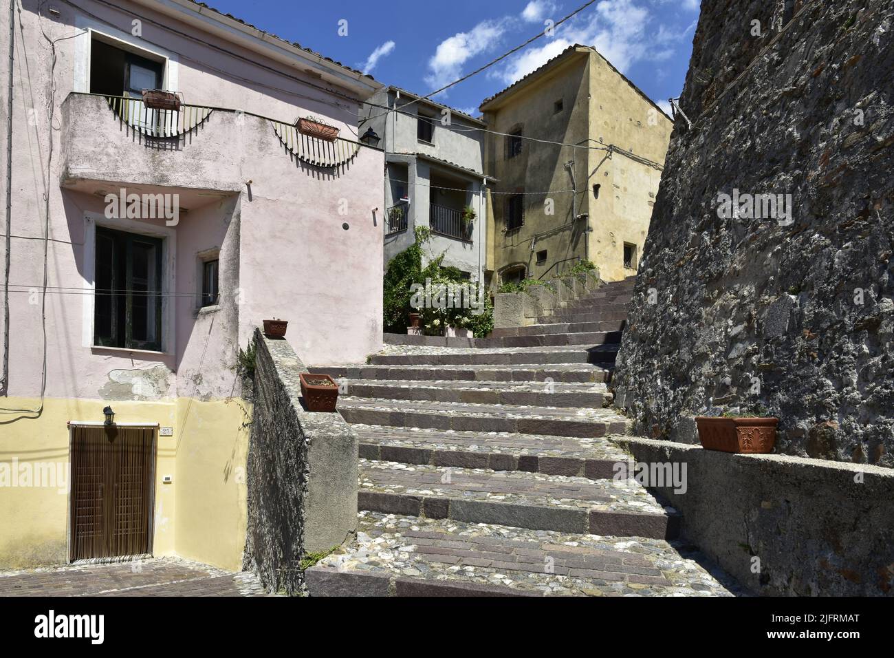 Un vieux escalier dans l'une des rues du village d'Altomonte, région Calabre, Italie Banque D'Images