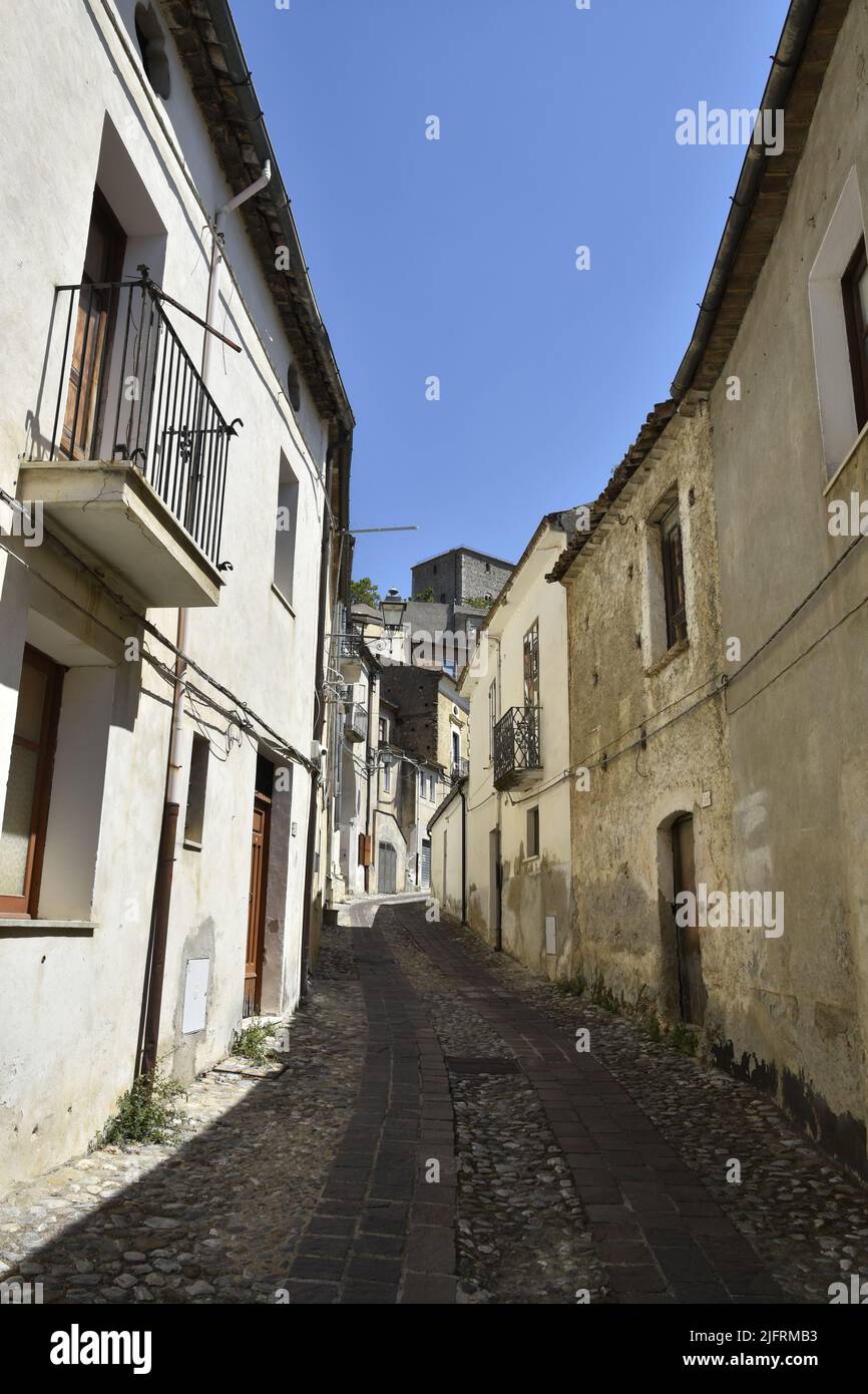 Un cliché vertical de rue étroite entre les anciens bâtiments du village d'Altomonte, région Calabre, Italie Banque D'Images