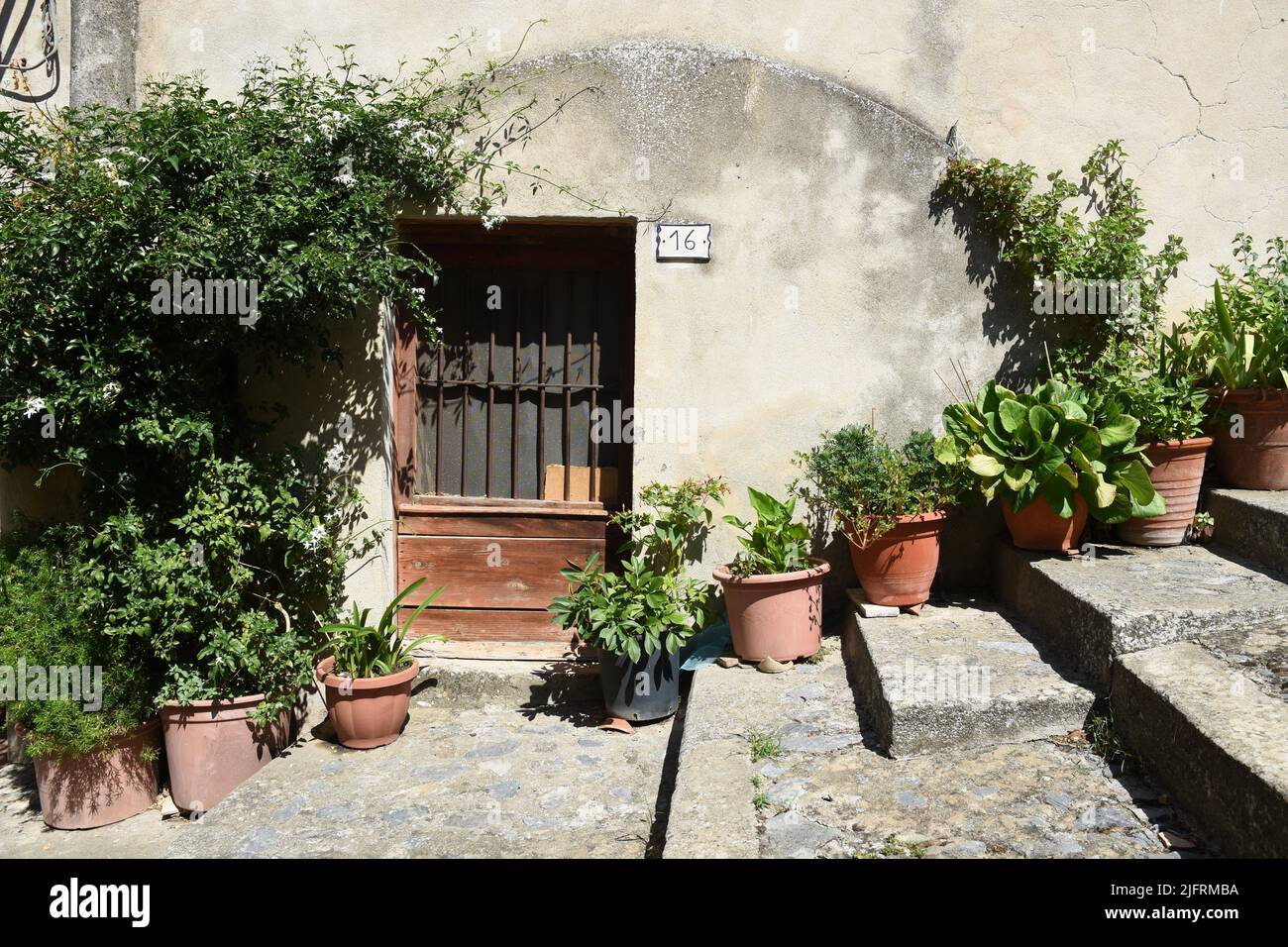 La porte d'une ancienne maison dans le village d'Altomonte, région Calabre, Italie Banque D'Images