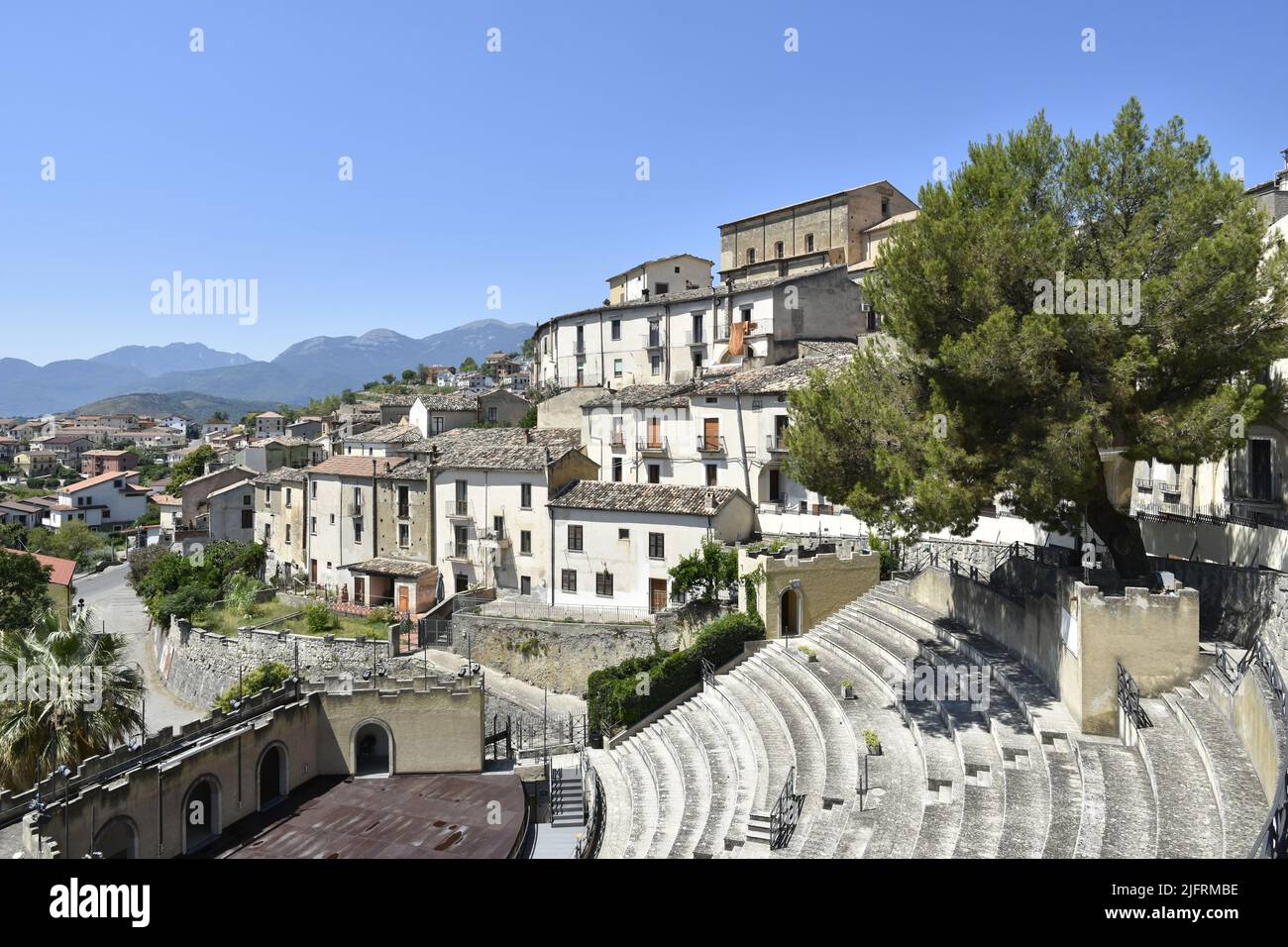 Le Théâtre Costantino Belluscio (Teatro Belluscio) et les anciens bâtiments du village d'Altomonte, région Calabre, Italie Banque D'Images