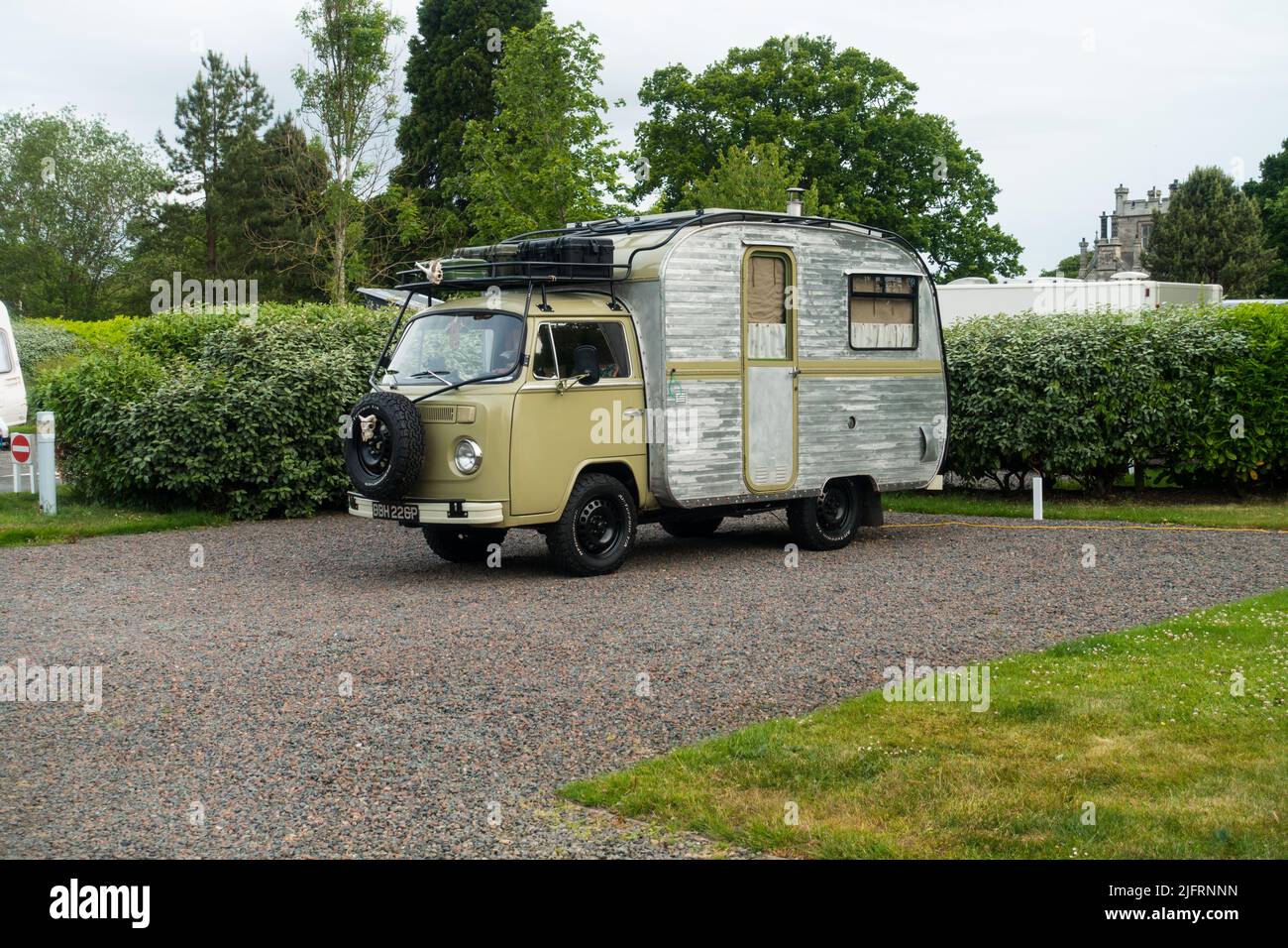 Une conversion inhabituelle de VW Bay Window garée au camp d'Édimbourg, en Écosse, au Royaume-Uni. Banque D'Images