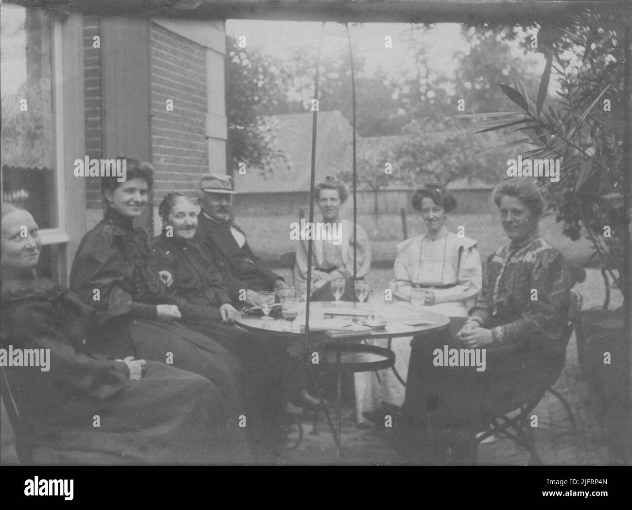 La famille Snoeck pour Huize Oud Heyendaal: V.l.n.n. Adriana Alida Gerarda Johanna de Wit (1852-1920), NN, tante Henrietta Adriana Anna Snoeck (1835-1920), Johan Hendrik Snoeck (1841-1921), NN, NN et Lucia Margaretha Elisabeth (Lucie) Snoeck (né le 24-5 -1880) Banque D'Images