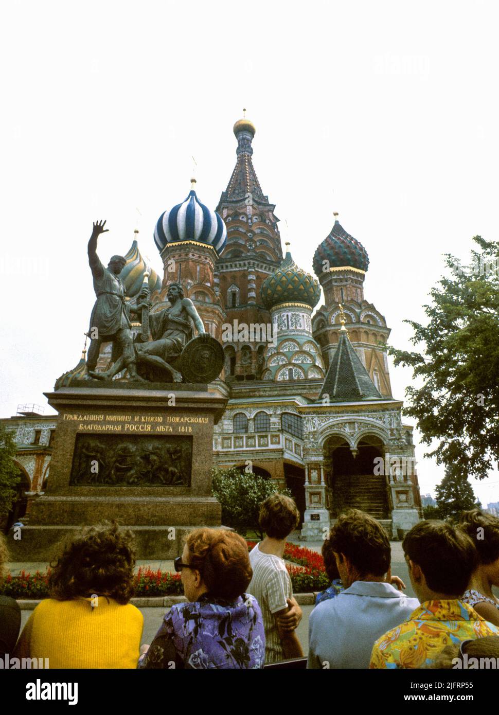 LA place Rouge DE MOSCOU et la cathédrale Saint-Basile les touristes admire Ivan Martos sculpture Munin et Prozharsky à l'extérieur de la cathédrale Banque D'Images