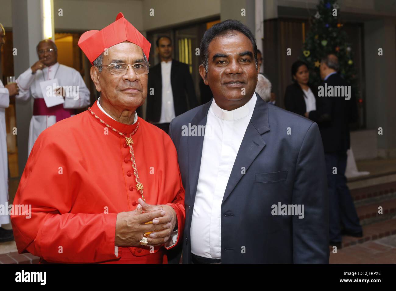 Le cardinal Patrick D Rozario, de l'ambassade du Vatican au Bangladesh, rencontre une personne importante le 14 décembre 2017. Crédit photo : Ripon Abraham Tolentino Banque D'Images