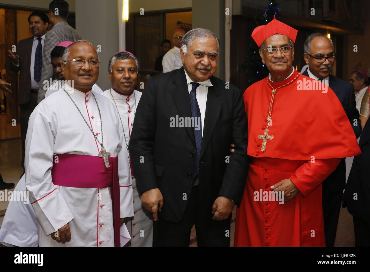 Le cardinal Patrick D Rozario, de l'ambassade du Vatican au Bangladesh, rencontre une personne importante le 14 décembre 2017. Crédit photo : Ripon Abraham Tolentino Banque D'Images