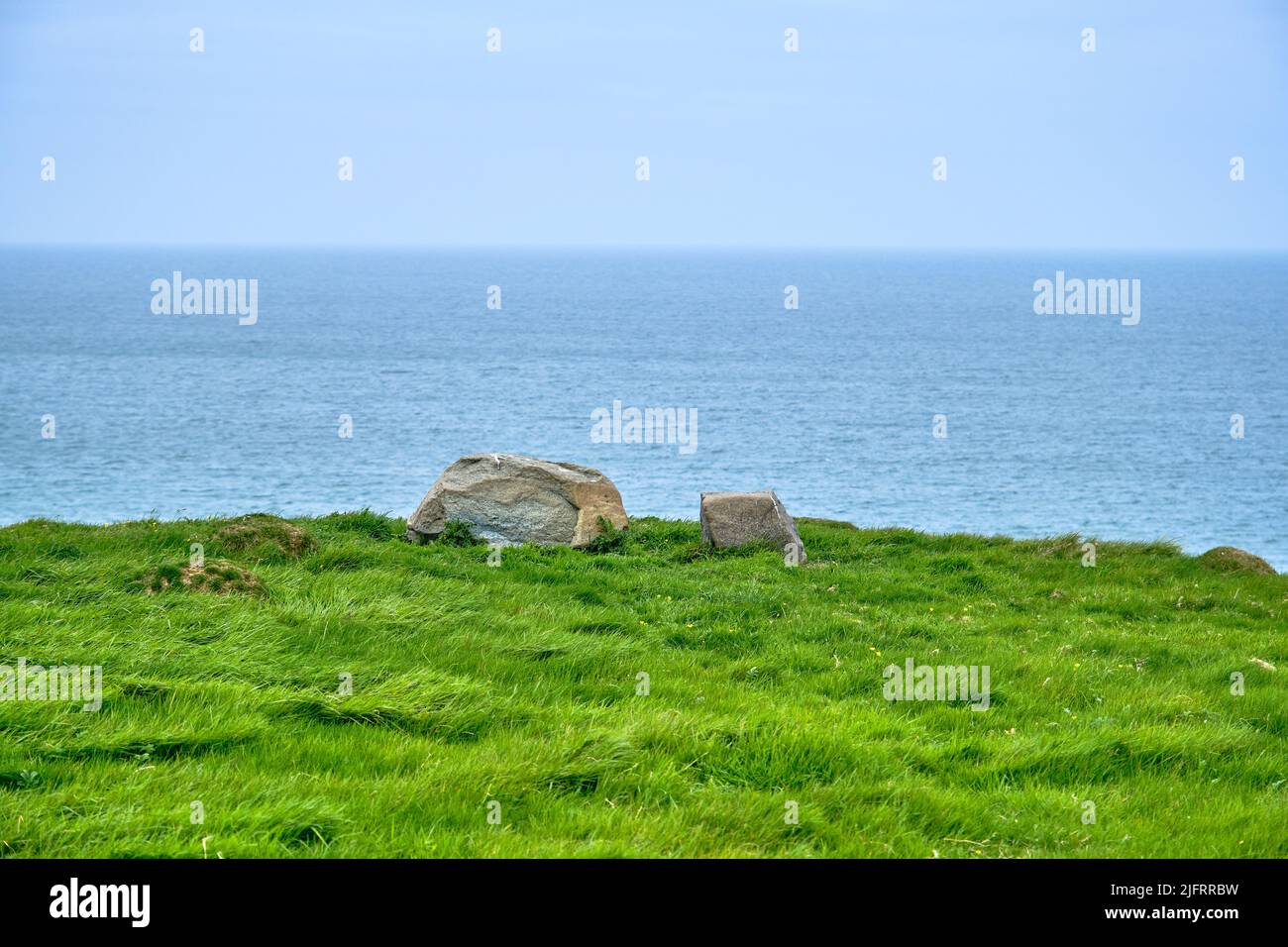 Une paire de rochers isolés sur le bord de la falaise sur le Wales Coast Path près de Porth Colmon sur la péninsule de Llyn Banque D'Images