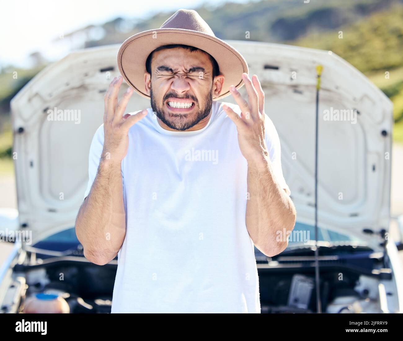 Les gens ne font pas de voyages, les voyages prennent des gens. Photo d'un beau jeune homme sur le bord de la route après avoir subi une panne de véhicule. Banque D'Images