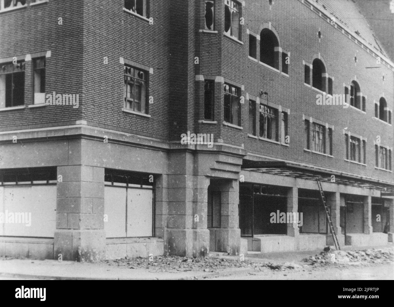 Bloc de boutiques avec maisons ci-dessus, situé dans le rectangle des rues suivantes: Hertogstraat-Kelfkensbos-Marënburgsestraat-Wintersoord. Ce bloc a été gravement endommagé par les actions de guerre après le 17 septembre 1944. Vue depuis le coin avec la Hertogstraat. Banque D'Images