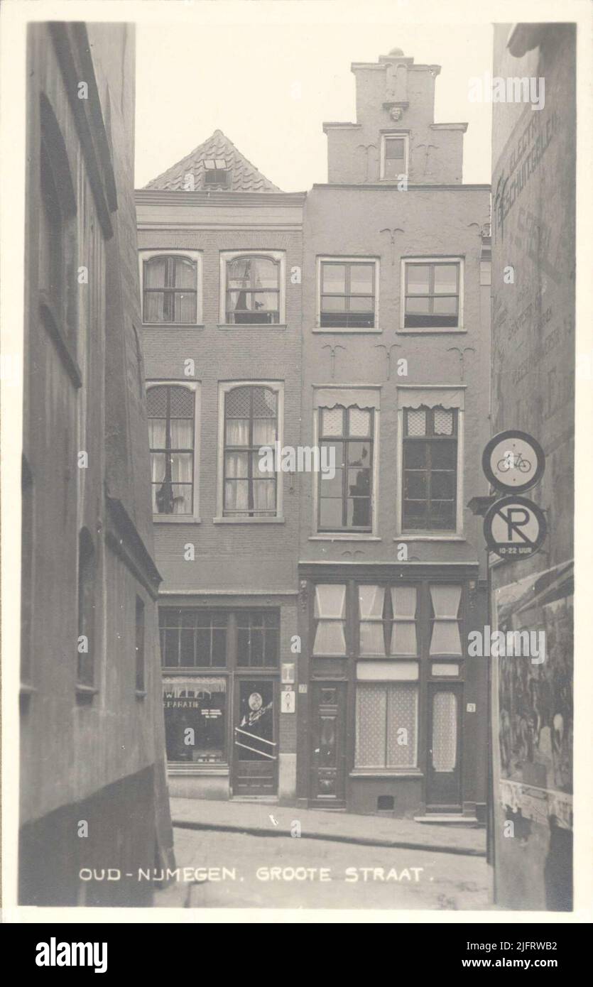 Bâtiments du côté ouest de la Grotestraat, vus de la Vleeshouwerstraat; le bâtiment portant le numéro 75 (à gauche) était appelé Ossenhoofd. Jusqu'à ce que l'administration de la population introduite par les Français au 19th siècle, aucun numéro de maison n'était utilisé de sorte que de nombreuses maisons n'étaient connues que sous leur nom de maison, reconnaissables par un signe de maison, panneau ou face à la brique. Dans ce cas, l'oxhead. Banque D'Images