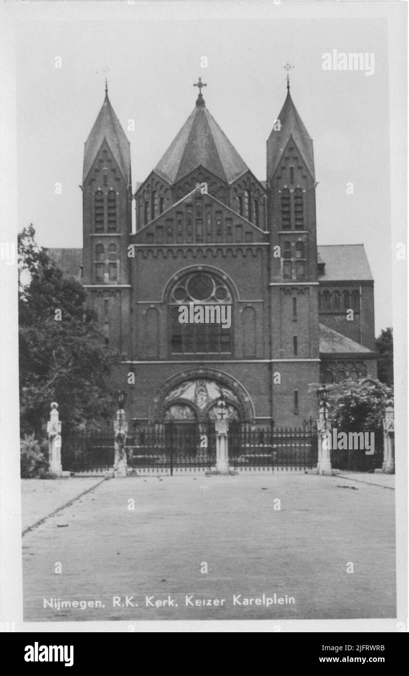 L'église Saint-Joseph sur Keizer Karelplein. Tot 1 mars 2004, cette église s'appelait de Saint-Jozefkerk. À partir de cette date, il s'agit de l'église commémorative Titus Brandsma. C'est un gooséilics à trois points de raisin. Le bâtiment porte le nom de Titus Brandsma. L'église a été construite en 1908-1909 après une conception de l'architecte local B.J.C. Claase.in l'intérieur est composé des vitraux du choeur de Joep Nicolas (1926-1928). Jan Toorop a fait la fenêtre de l'apôtre (1915). La fenêtre opposée est de Wilhelm Derix. En 2004, l'église s'est rendue aux Carmélites, puis le nom a été changé. Banque D'Images