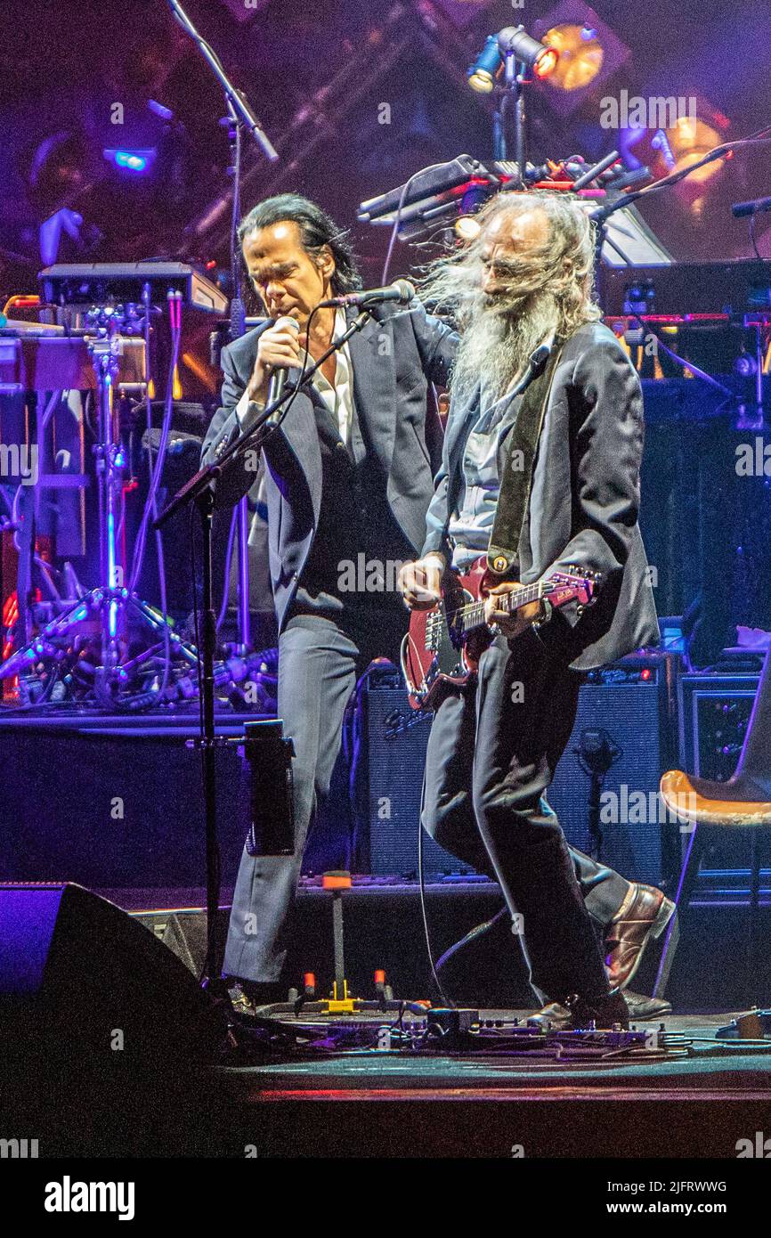 Vérone Italie. 04 juillet 2022. L'auteur-compositeur australien NICK CAVE avec son groupe THE BAD SEEDS se produit sur scène à l'Arena di Verona lors de son « European Tour 2022 ». Banque D'Images