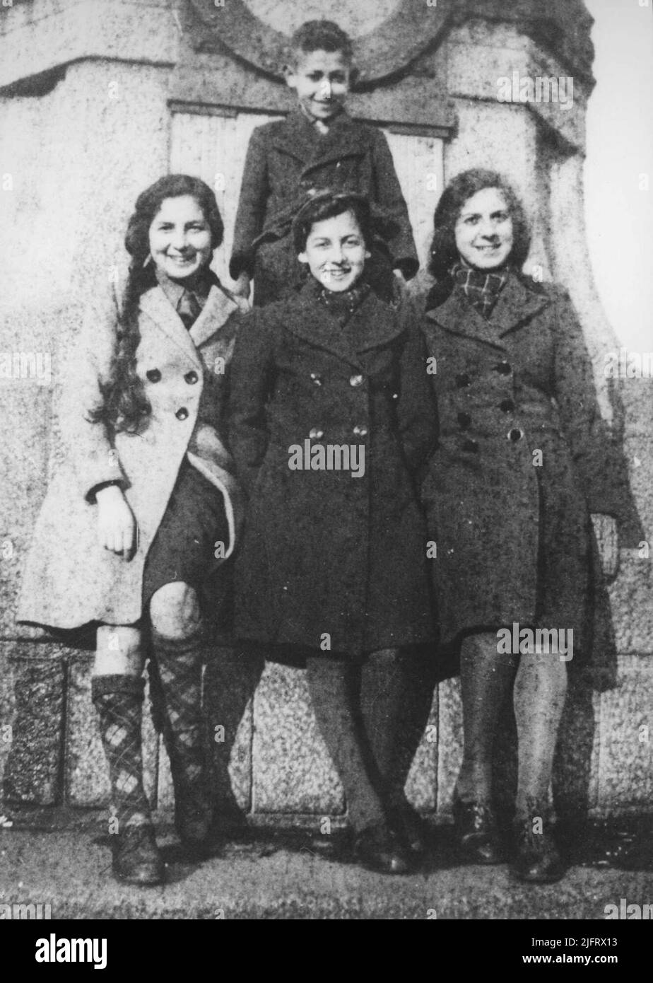 Quatre enfants Glaser: V.l.n.n. Sara, b. 1926; Miep, b. 1927; Frieda, b. 1928, et Abraham, b. 1932, posant pour la Marie-Adolffontein (populairement connu sous le nom de monument de Quack); la famille Glaser (six personnes), qui vivait à Parkweg 36 à Nimègue, a été gazée sur 2 juillet 1943 à Sobibor Banque D'Images