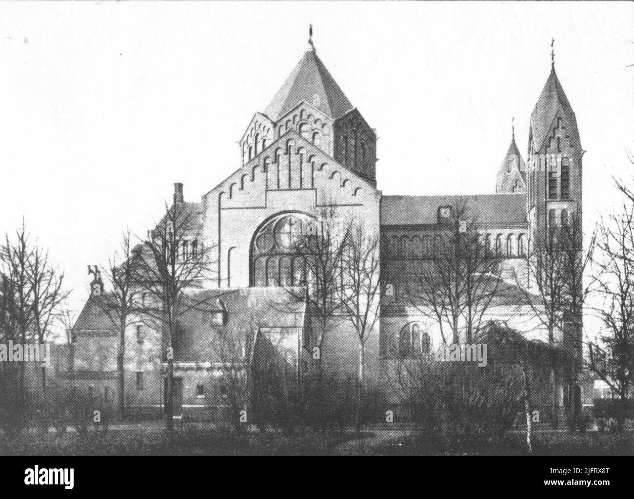 Un mur latéral de la rue Jozefkerk sur Keizer Karelplein. L'église a été construite en 1908-1909 selon une conception de l'architecte local B.J.C. Claase.de vitraux de la chorale sont de Joep Nicolas (1926-1928). Jan Toorop a fait la fenêtre de l'apôtre (1915). En 2004, l'église est allée aux Carmélites. Ensuite, le nom a été changé en: Titus Brandsma Memorial Church. Banque D'Images