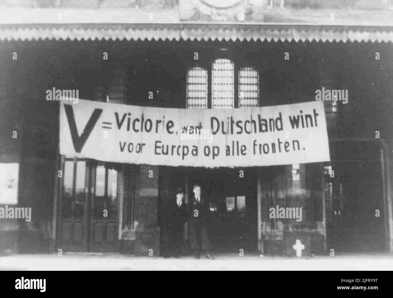 Bannière attachée à deux piliers en face de l'entrée de la gare avec le slogan: 'V = Victorin, parce que l'Allemagne gagne pour l'Europe sur tous les fronts Banque D'Images