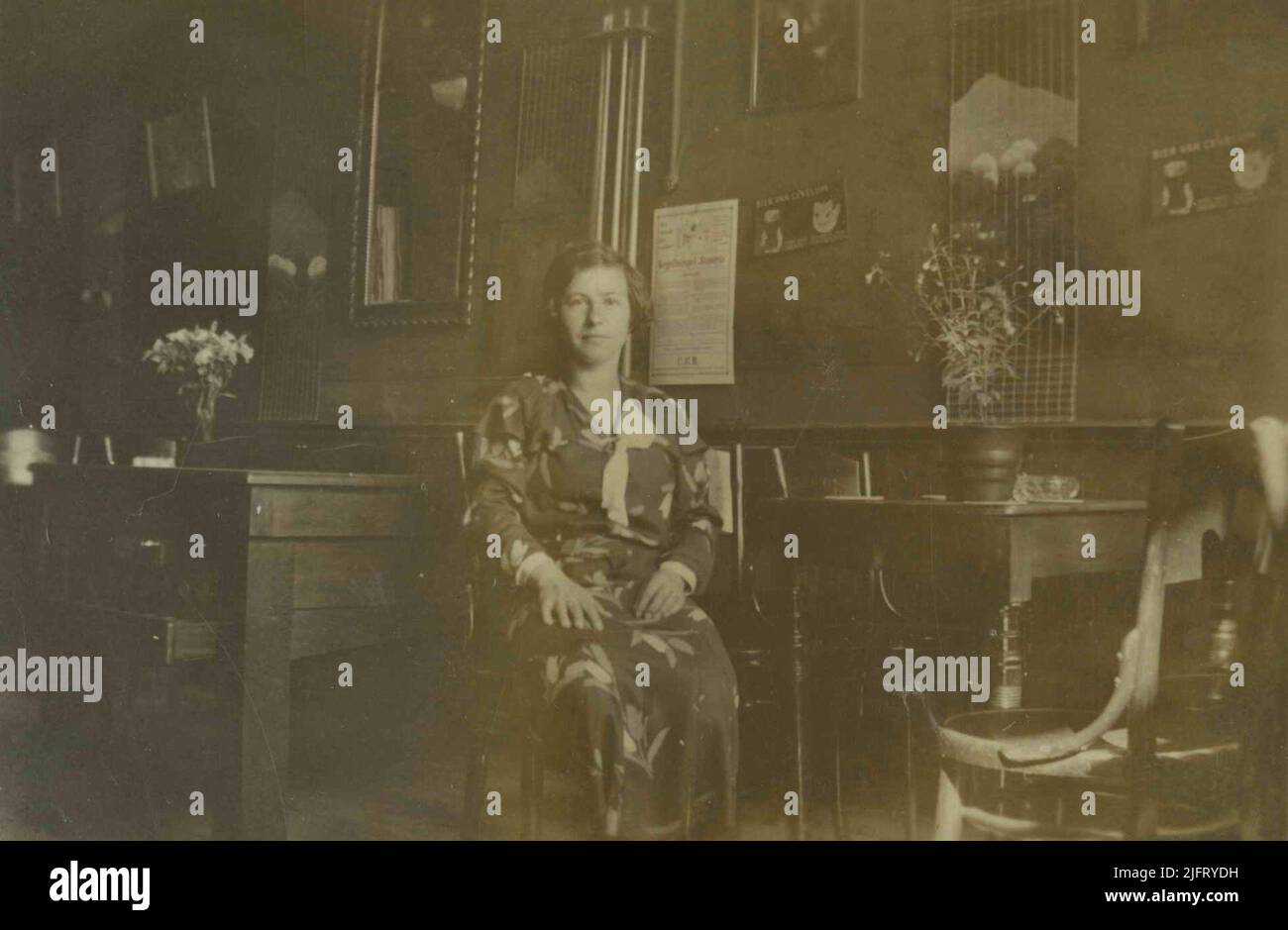 Café Billiard A.W. Vink de la famille Vink-van Roozendaal. Intérieur du café avec sa femme Anna Christina Maria Vink -van Roozendaal (05/08/1897 - 20/03/1969) Banque D'Images