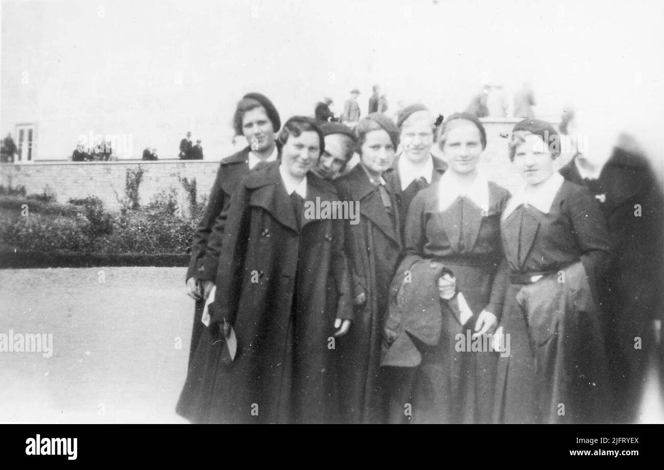 Des filles orphelines de l'orphelinat catholique romain sur le Doddendaal. NB.de V. Loeki van de Brand, Bertha Christiaans, via de Leeuw, Nellie Voorsluis, Gerda Heller, Jeanne de Leeuw, Tini van Kesteren Banque D'Images