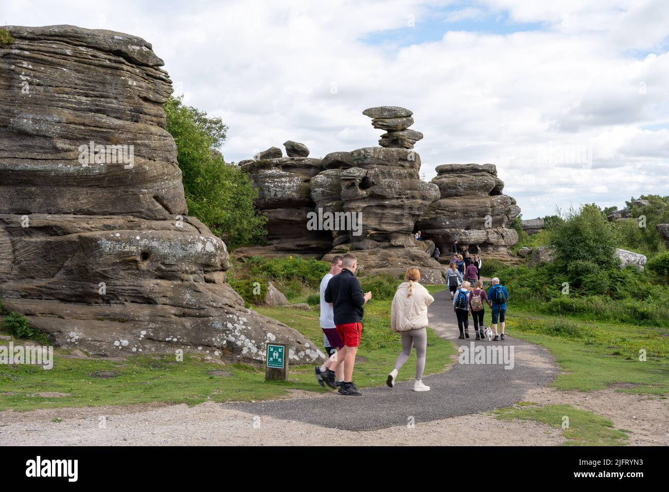 Les gens qui apprécient une journée à Brimham Rocks, formations naturelles de crag rocheux près de Harrogate dans le North Yorkshire, Royaume-Uni. Banque D'Images