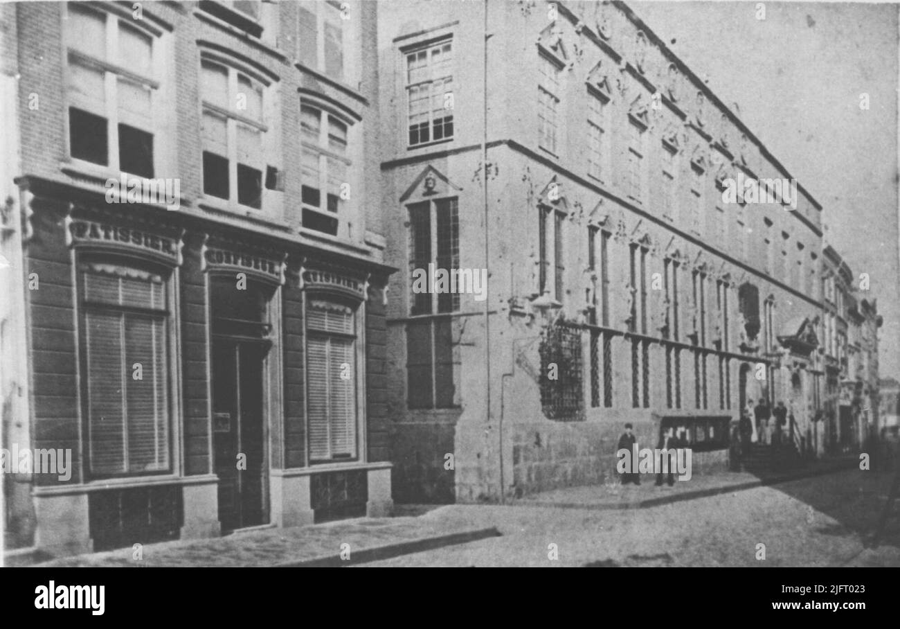 Sur la gauche, le magasin de la firme Pattissier, Confiseur et Cuisinier Rups à Lange Burchtstraat 2; sur la droite, la façade de la mairie; au milieu de Lange Nieuwstraat Banque D'Images