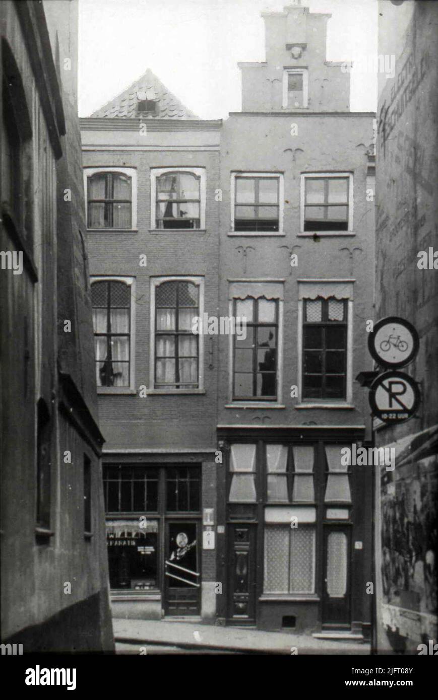 Propriétés sur le côté ouest de la Grotestraat, vue de la Vleeshouwerstraat. (Le bâtiment avec la maison numéro 75 (à gauche) était précédemment appelé l'Oxhoofd et date du 17th siècle) Banque D'Images