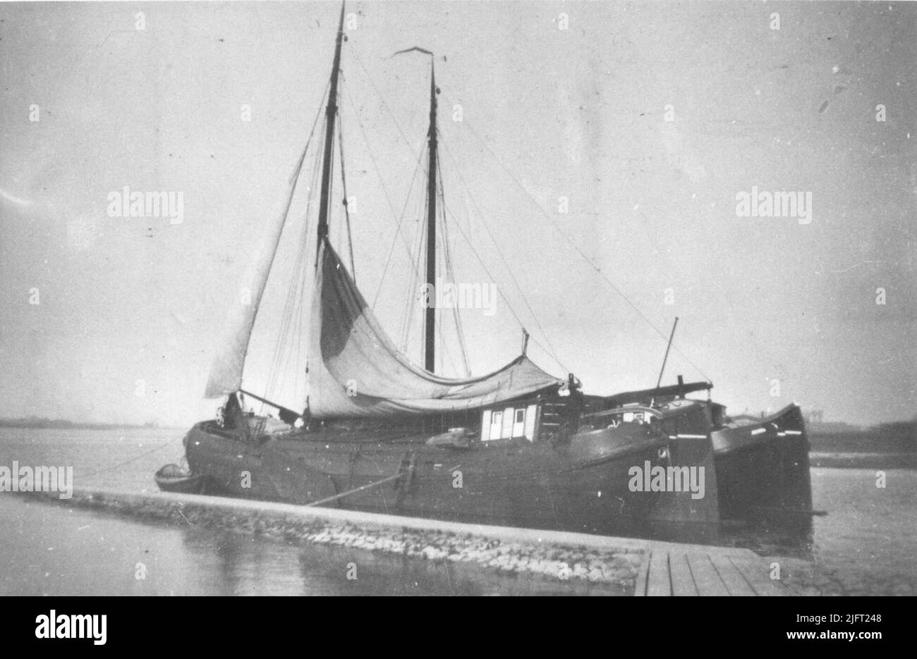 CRIB, maintenant couché sur le pont de circulation et où le bain flottant était situé à l'époque avec un navire à voile ancré ca.1910 Banque D'Images