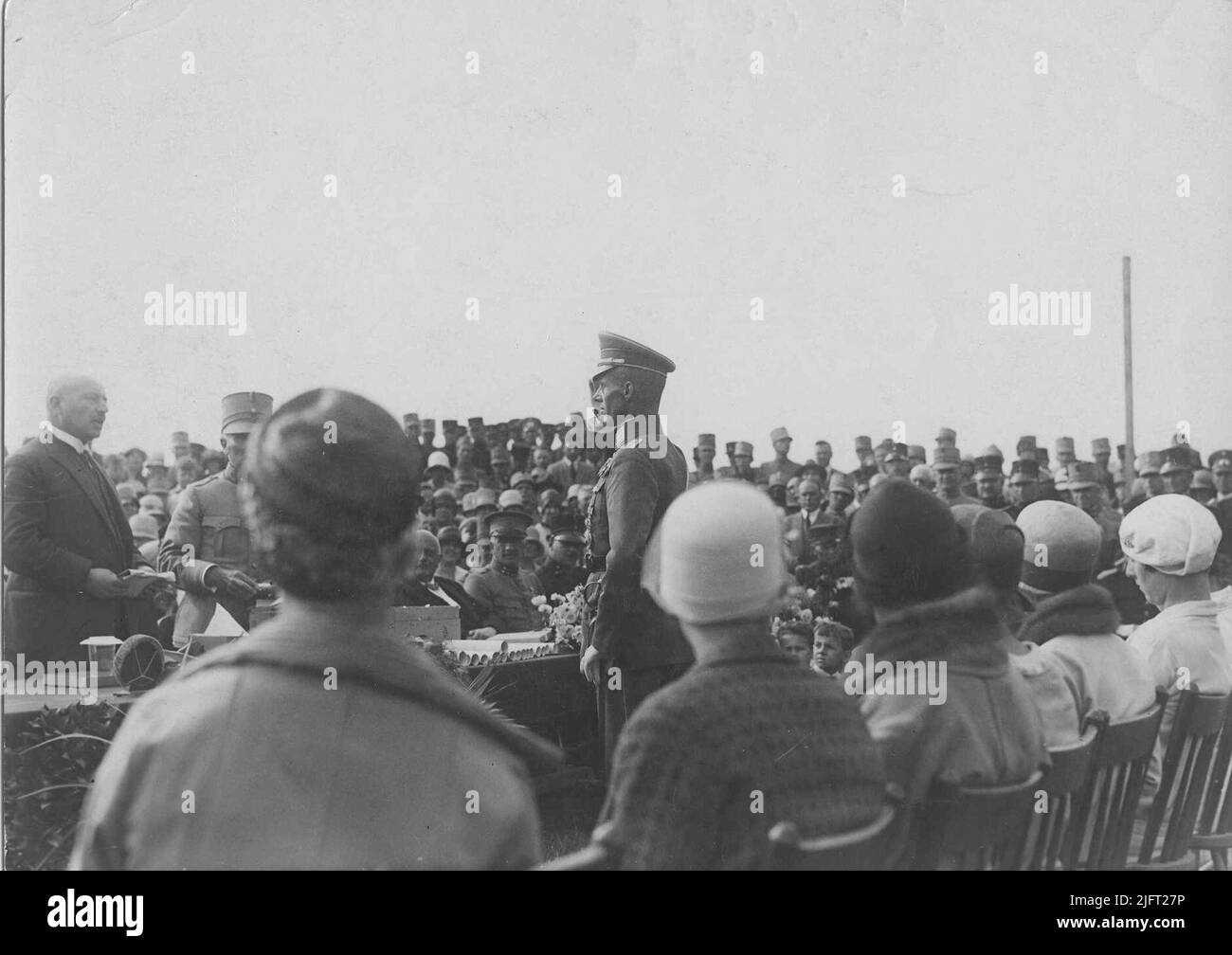 Le commandant de la délégation militaire allemande du Reichswehr, Offenbacher, Salues à la cérémonie de remise des prix le vendredi après-midi du the18th Vierdaagse (BRD). Banque D'Images