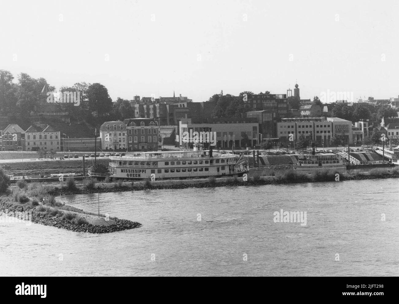 La face du Waalbrug sur le Musée Velorama, la Tour Stratemaker, et l'ancien bâtiment d'Alewijnse et du Casino. Banque D'Images