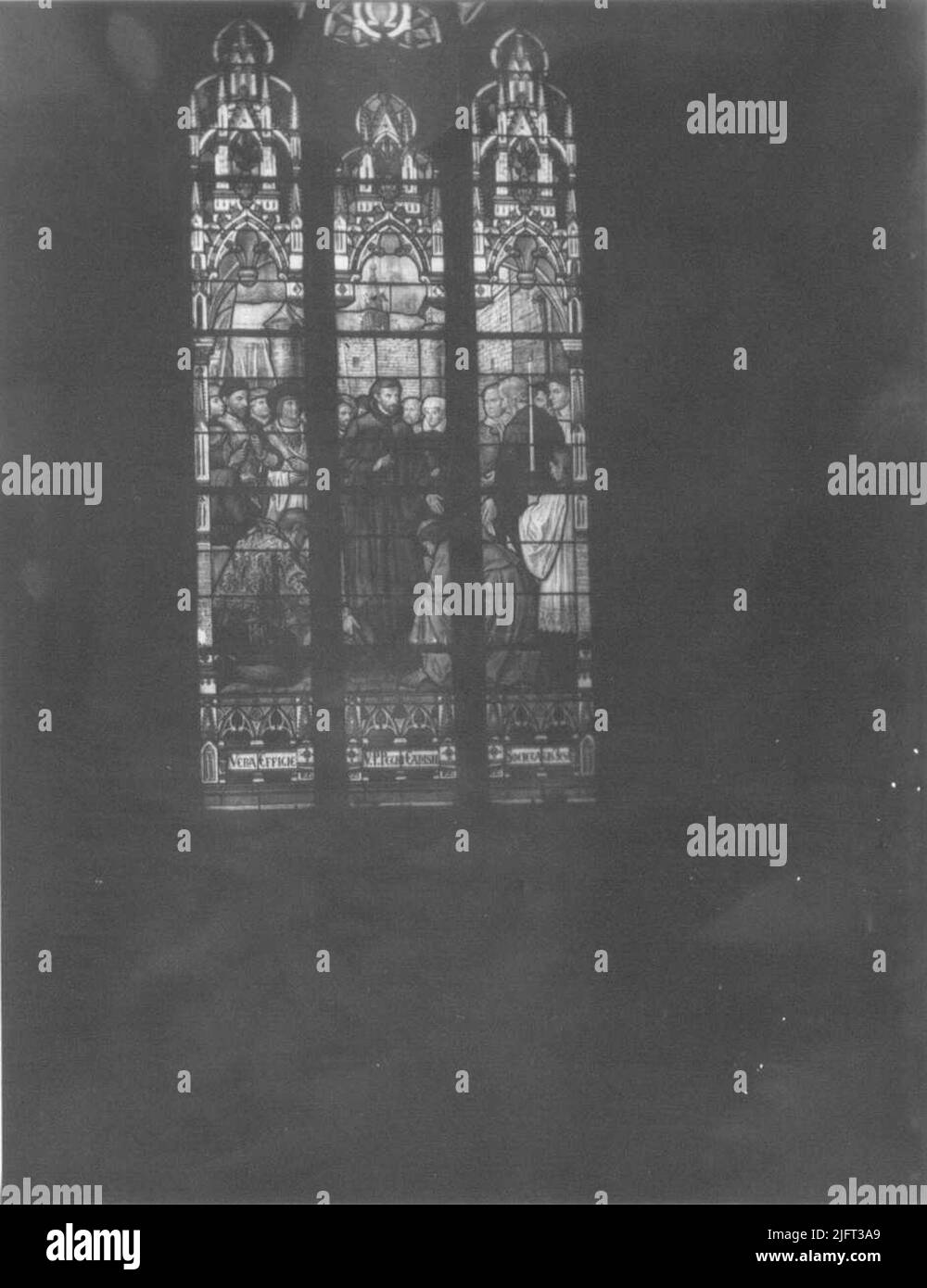 Un vitrail détruit en 1944 dans le Petrus Canisiuskerk, représentant la réception de Petrus Canisius en 1565, par F. Nicolas Banque D'Images