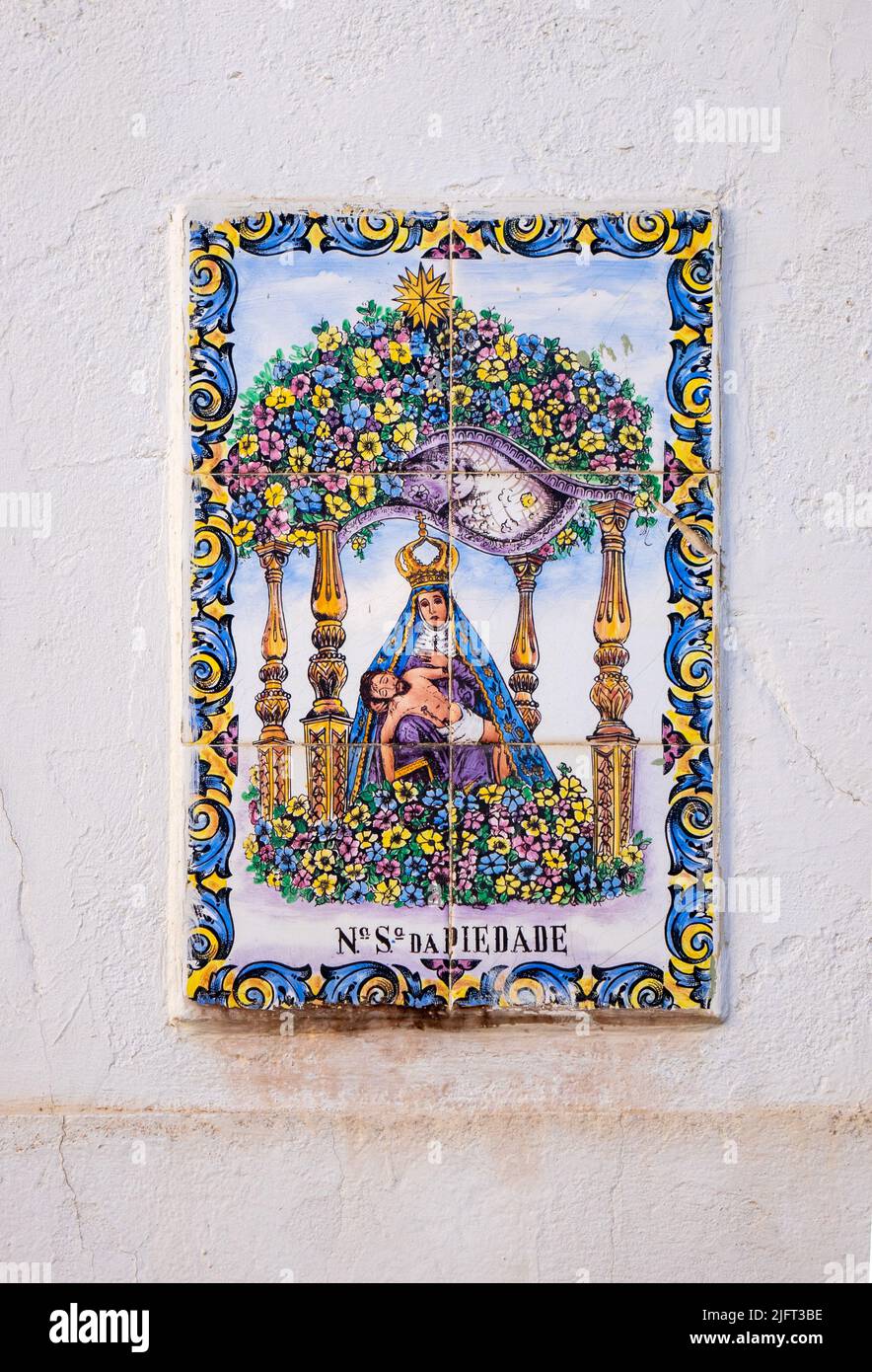 Mur de carreaux de céramique murale de Pieta représentant la Vierge Marie tenant le corps mort de Jésus-Christ, à Loule Portugal Banque D'Images