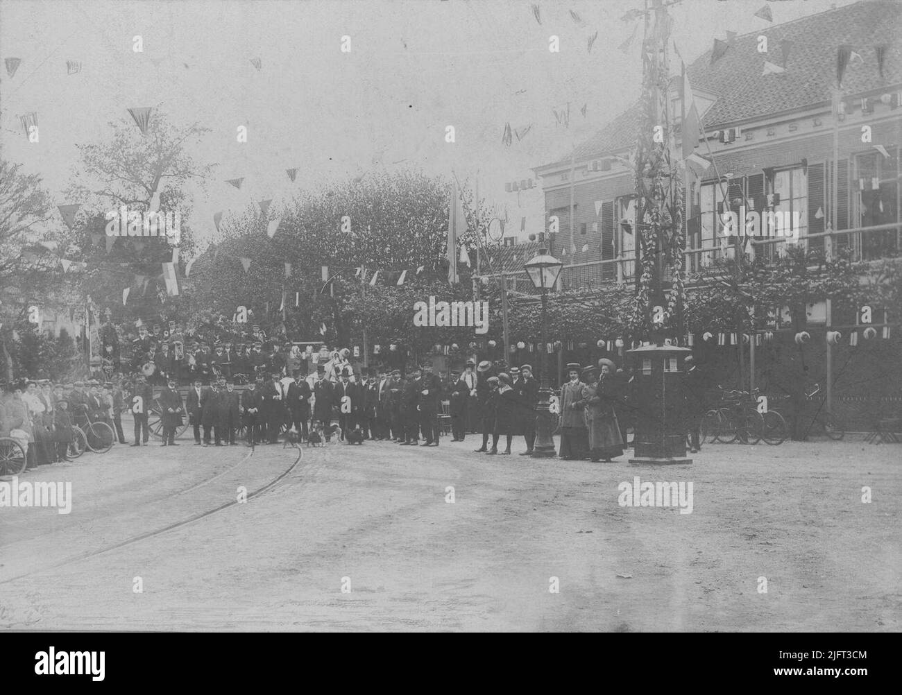 Célébration de la naissance de la princesse Juliana pour l'hôtel Heeslust. Sur la gauche en arrière-plan le fanfare ont Genoegen. Aujourd'hui c'est la Korte Bredestraat Banque D'Images