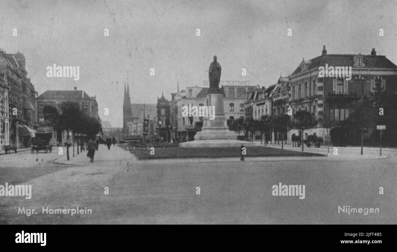 Vue depuis Keizer Karelplein en direction de Molenstraat. Au milieu de la statue de l'évêque Hamer. Banque D'Images