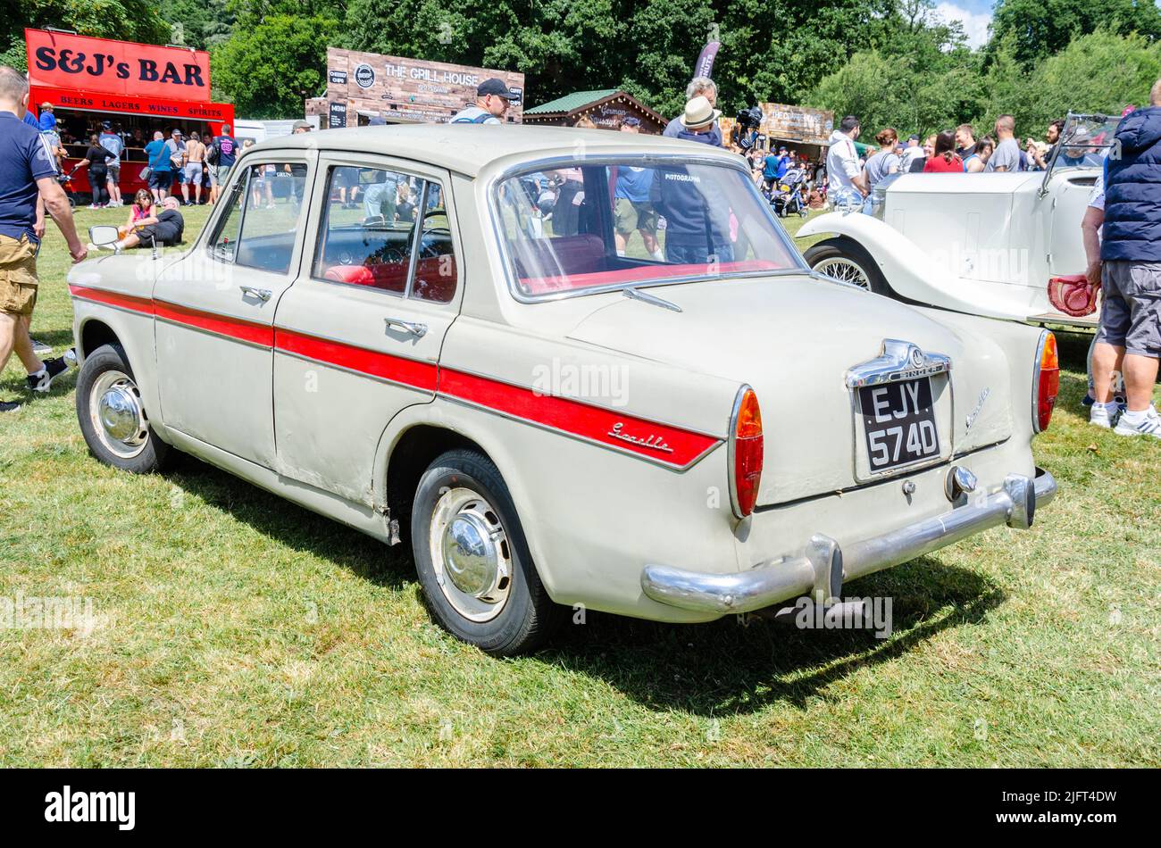 Vue latérale et d'angle de lecture d'une voiture classique de la chanteuse Gazelle 1966 au Berkshire Motor Show à Reading, Royaume-Uni Banque D'Images