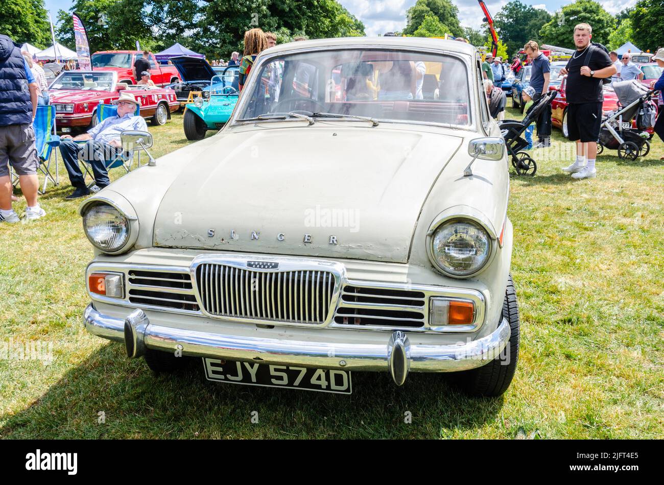 Vue de face d'une voiture classique de la chanteuse Gazelle en 1966 au Berkshire Motor Show à Reading, Royaume-Uni Banque D'Images