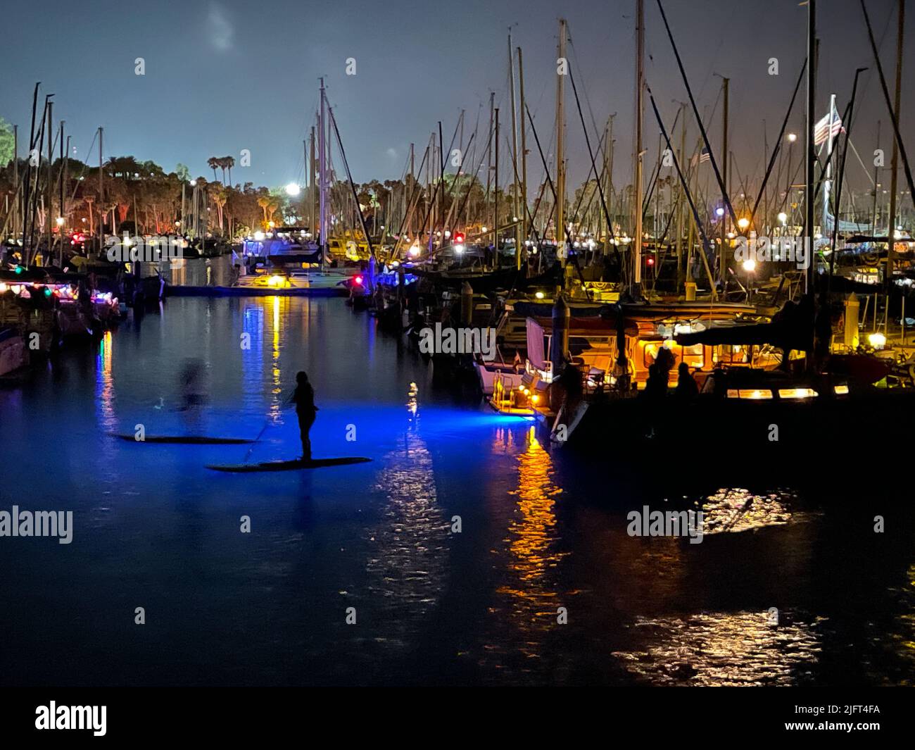 Santa Barbara, Californie, États-Unis. 4th juillet 2022. Le port de Santa Barbara revient au calme après les feux d'artifice de Santa Barbara, CA sur 4 juillet 2022, et les planchistes flottent sur la lumière bleue. (Image de crédit : © Amy Katz/ZUMA Press Wire) Banque D'Images