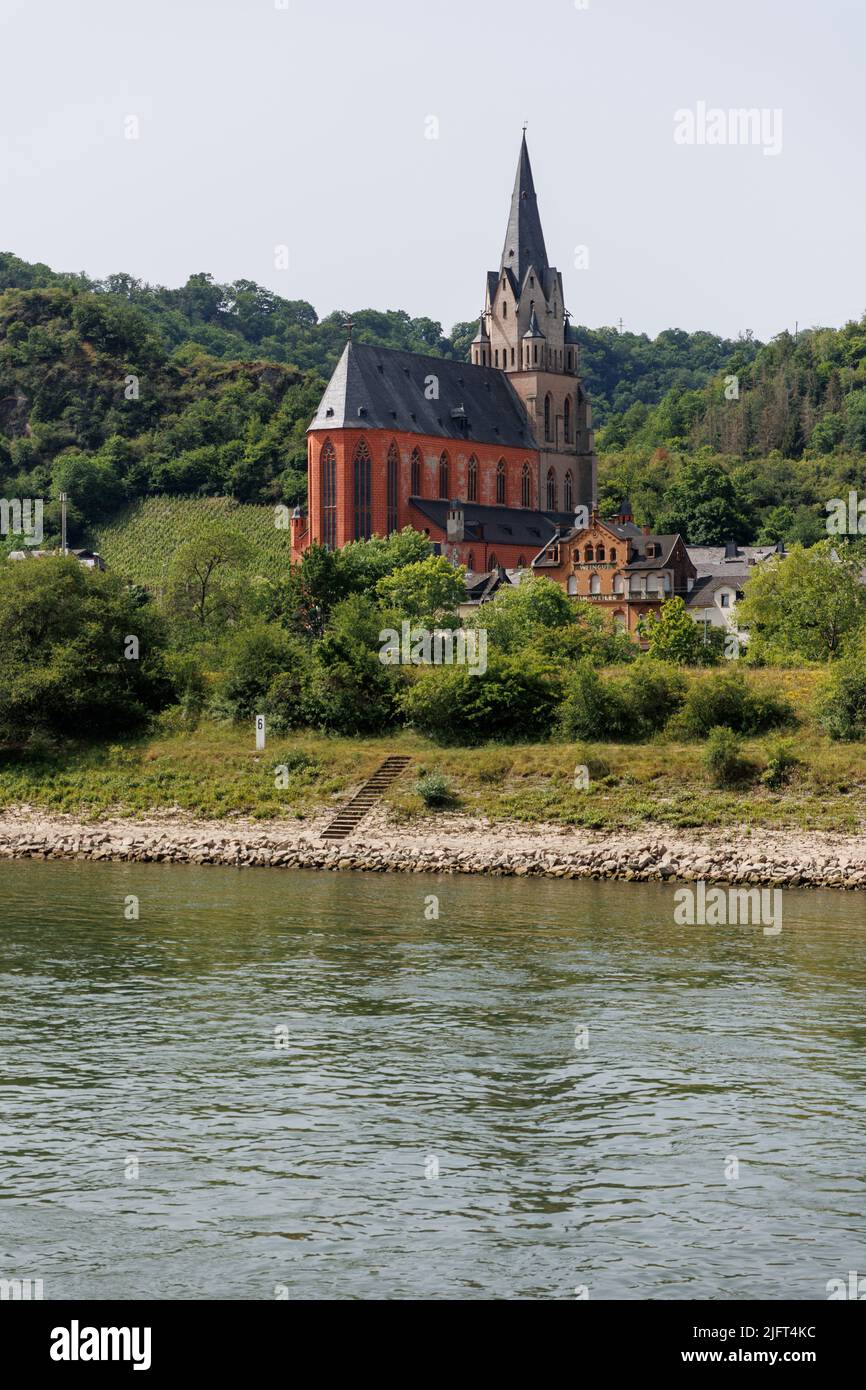 Vue sur le Liebfrauenkirche (église notre-Dame) gothique le long du Rhin moyen supérieur à Oberwesel, Allemagne. Également appelé l'Église rouge. Banque D'Images