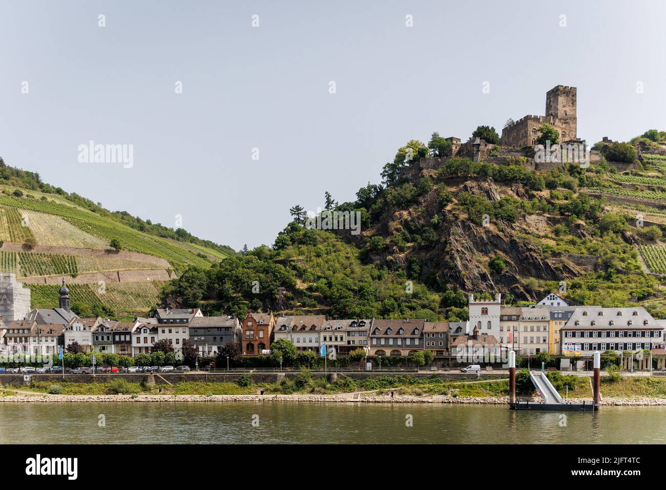 La ville de Kaub (Caub) sur le Rhin avec terrasses de vin / vignobles et Château Gutenfels en arrière-plan. Banque D'Images