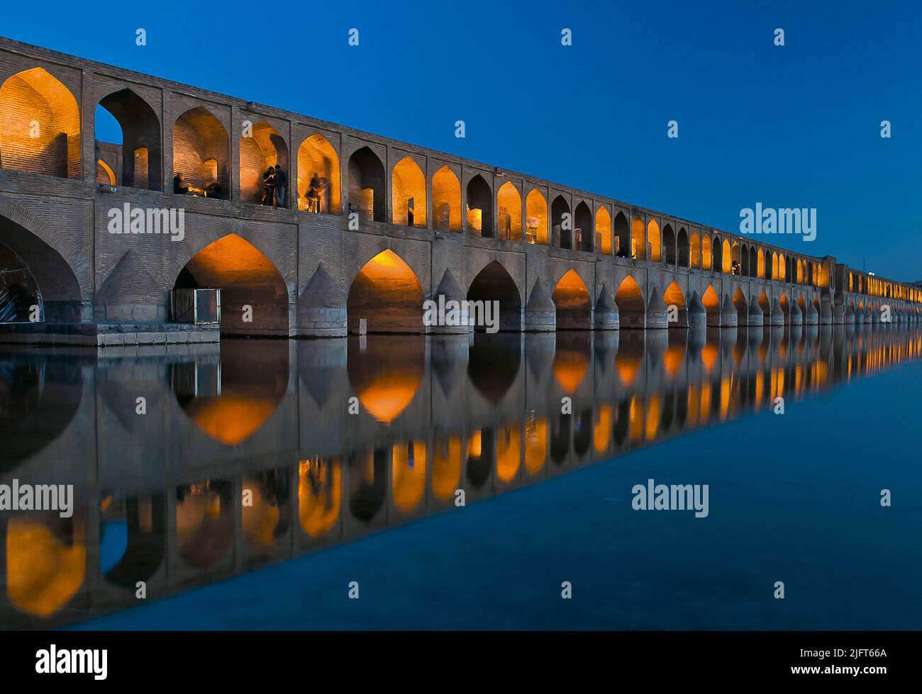 Le pont Allahverdi Khan, également connu sous le nom de si-o-se Pol, la nuit, Isfahan, Iran Banque D'Images