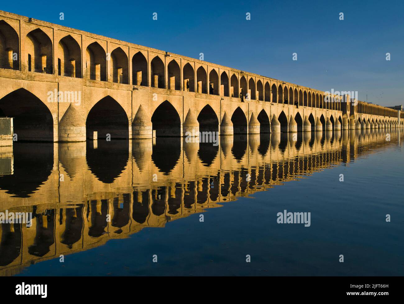Le pont Allahverdi Khan, également connu sous le nom de si-o-se Pol, à Isfahan, en Iran Banque D'Images
