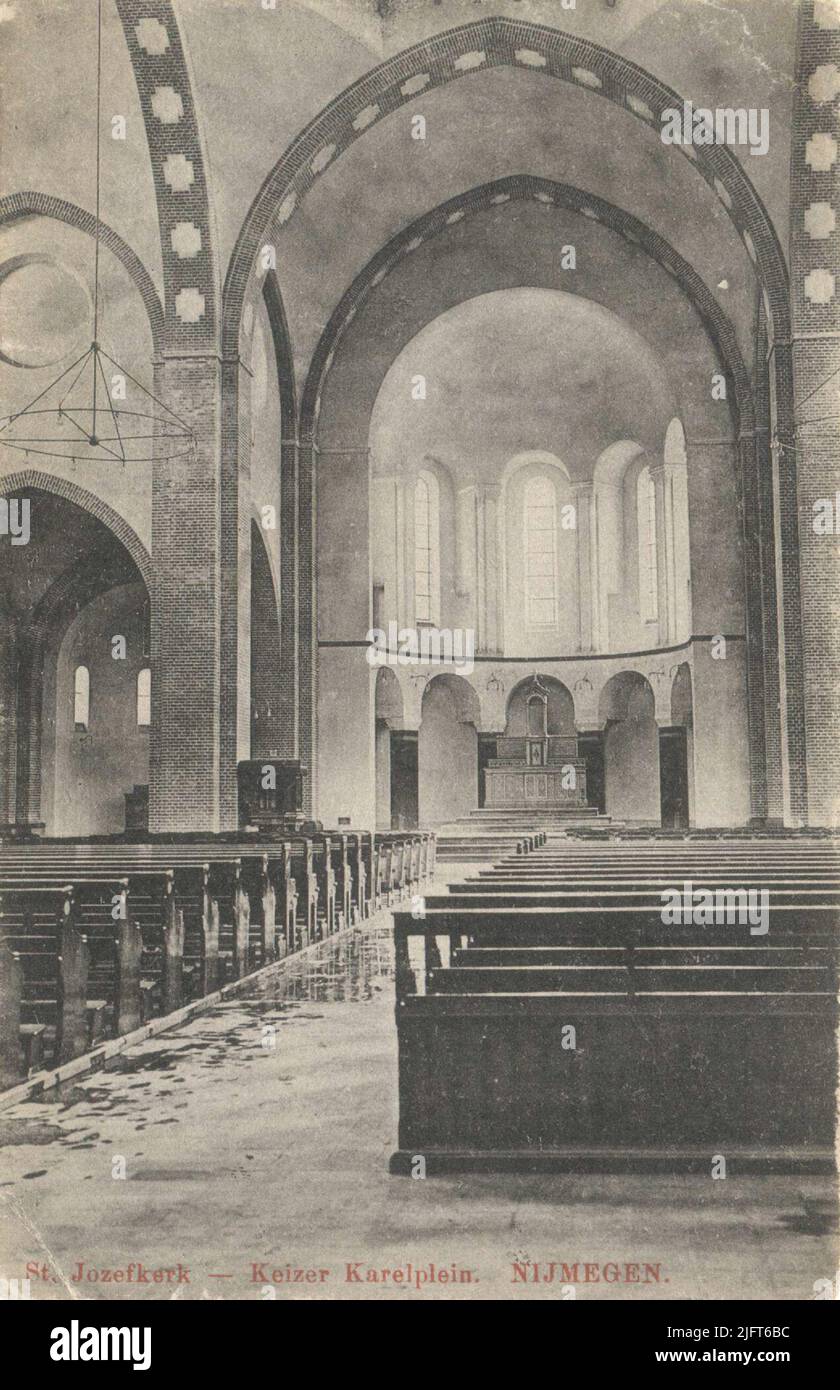 L'intérieur des fenêtres de l'apôtre St.Jozefkerkde (vitrail) est par l'artiste/peintre Jan Toorop (1858 - 1928) Banque D'Images