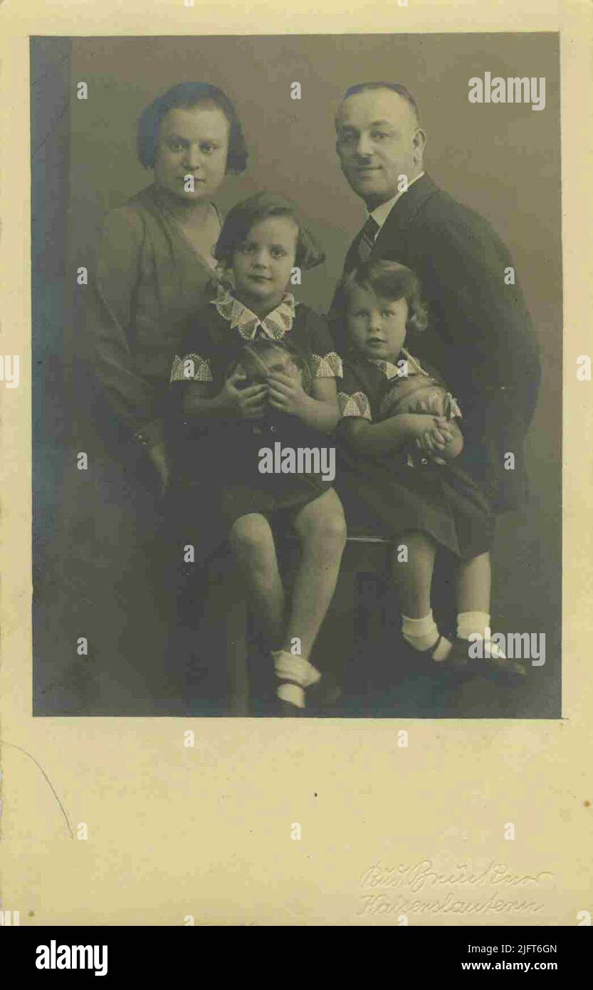 La famille Chaim, avec son père Julius (né en 1892), sa mère Esther (née Tannenhaus en 1897) et ses filles Renate (à gauche, née en 1928) et Elfride (à droite, née en 1930). La famille vivait avec une troisième fille Brigithe (née en 1935) à partir d'octobre 1940 à Hugo de Grootstraat 29 à Nijmegen et fut arrêtée et emmenée de cette adresse à la fin de 1942. Tous ont été tués à Auschwitz, sur 1 février 1943. Banque D'Images