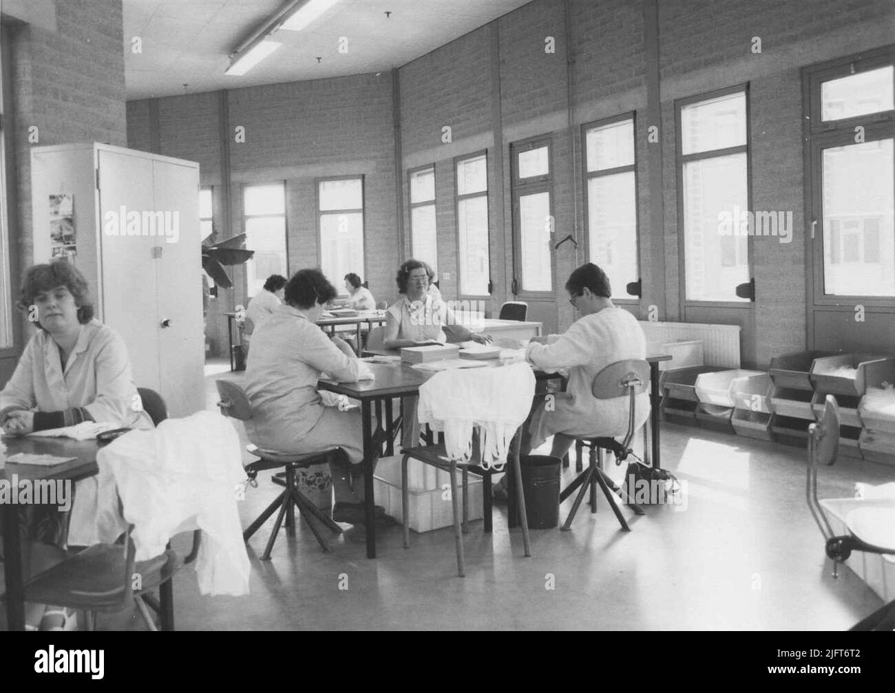 Employés engagés dans des travaux d'emballage dans le rayon des vêtements de la compagnie de métal de Breed-Wno Banque D'Images