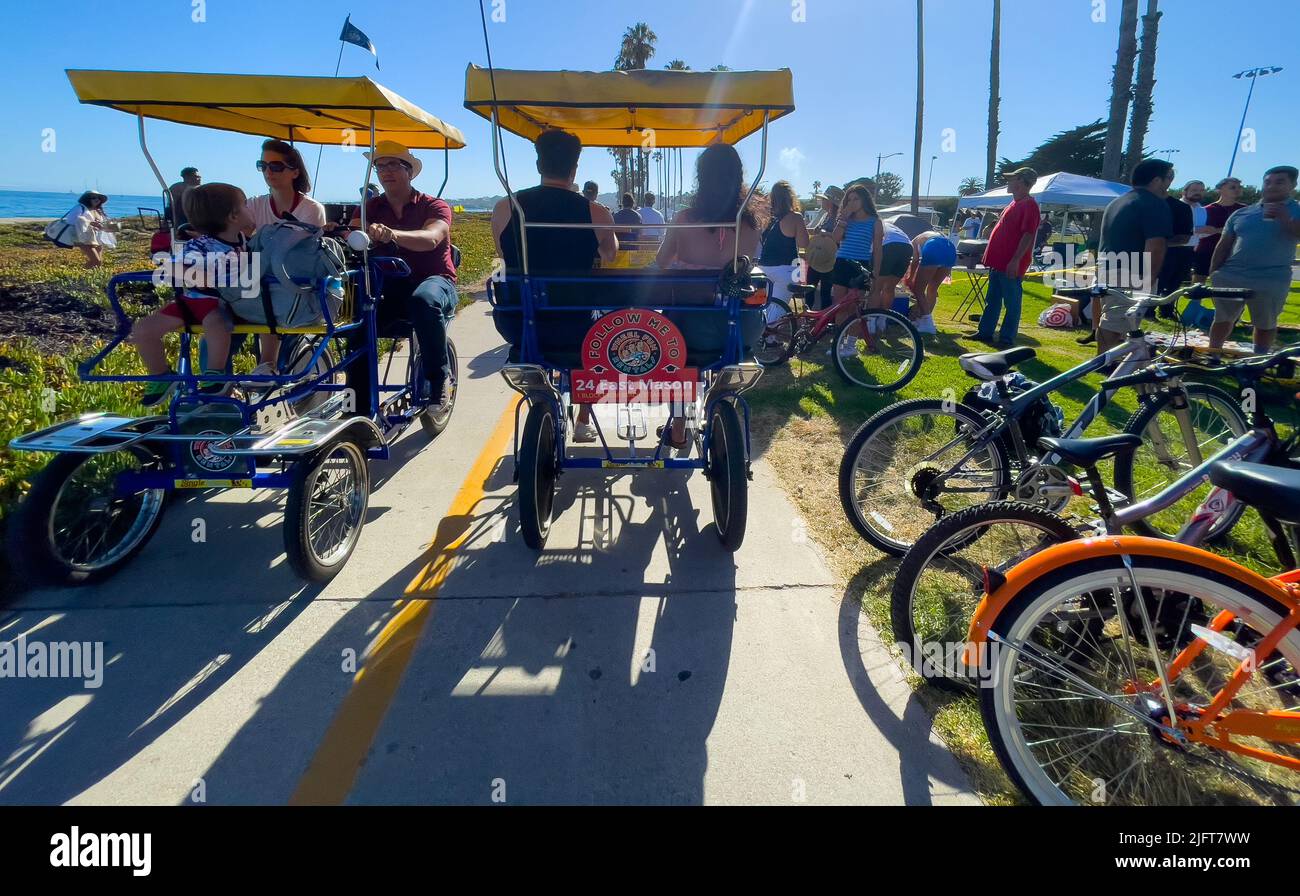 Santa Barbara, Californie, États-Unis. 4th juillet 2022. La promenade du front de mer de Santa Barbara voit plus d'activité sur 4 juillet que n'importe quel autre jour de l'année; elle est appréciée par les cyclistes de toutes sortes et les piétons. (Image de crédit : © Amy Katz/ZUMA Press Wire) Banque D'Images