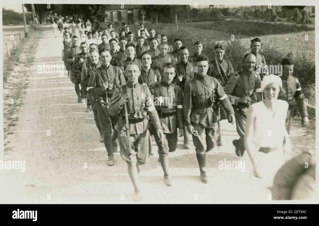 Le détachement du Bataillon 1st bénéficie de groupes d'Utrecht Onderweg sur le parcours de 40 km pendant les 24th Marches de quatre jours. Gauche devant (moitié caché derrière la dame) Elnt W.F.K. Engelbrecht - qui a terminé les quatre jours Marches en 1966 pour le vingt-six jours - et derrière lui, à côté du peloton, TLNT J.G. Scharp. Banque D'Images