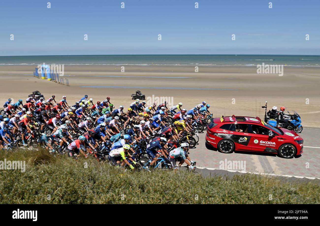 Tour de France : étape 4 de Dunkerque à Calais. 5th juillet 2022. Calais, France. 5th juillet 2022. Le peloton traverse la zone neutre lors de l'étape 4 du Tour de France, de Dunkerque à Calais. Credit: Pete Goding/Alamy Live News Banque D'Images