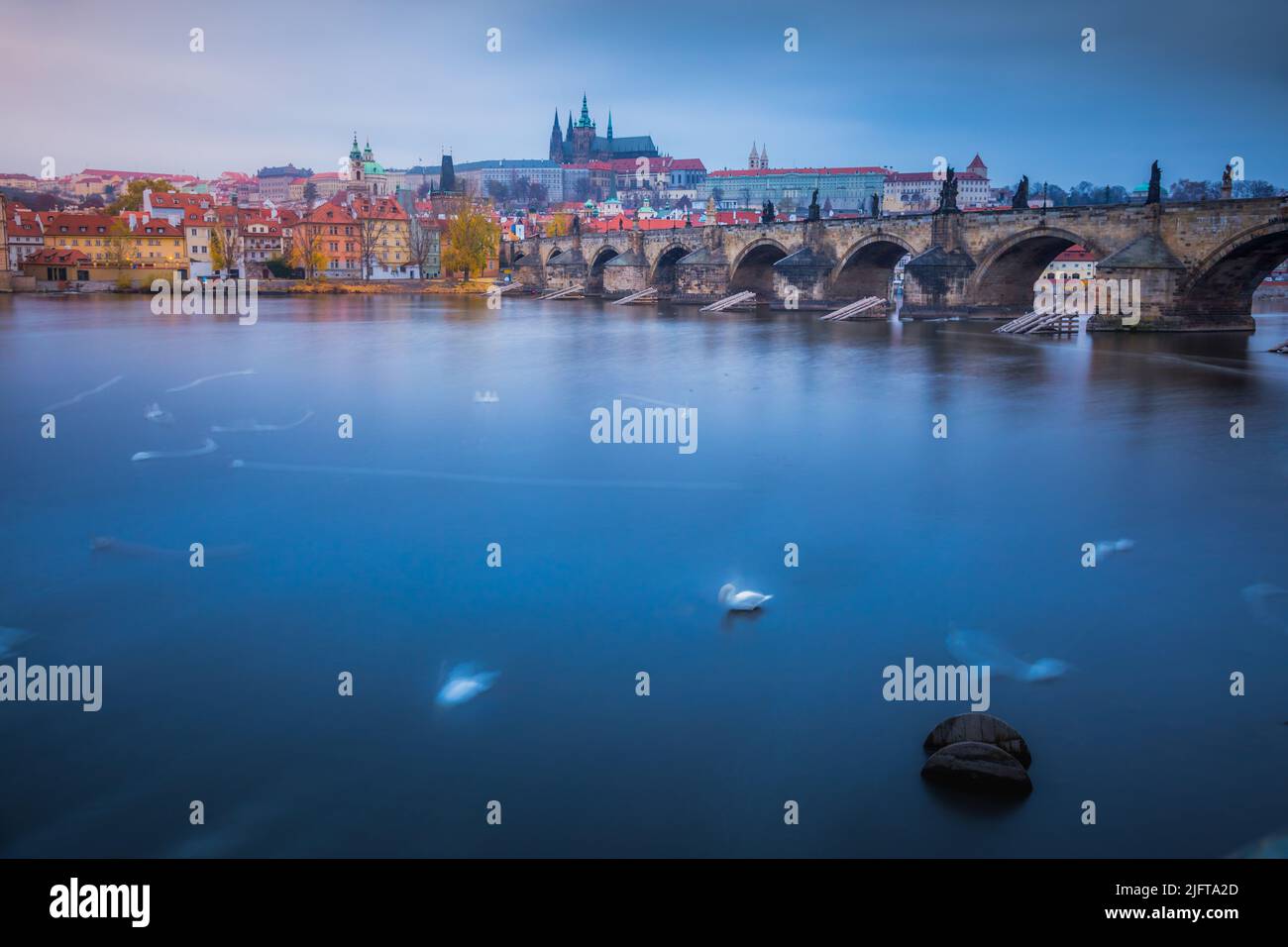 La Vltava est floue, près du pont Charles le soir - Prague, République Tchèque Banque D'Images