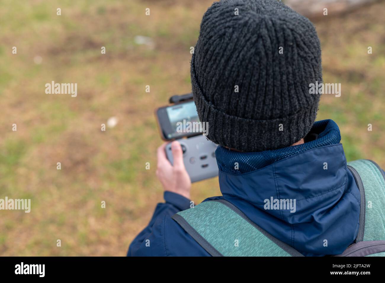 Personne utilisant la télécommande de drone Banque D'Images