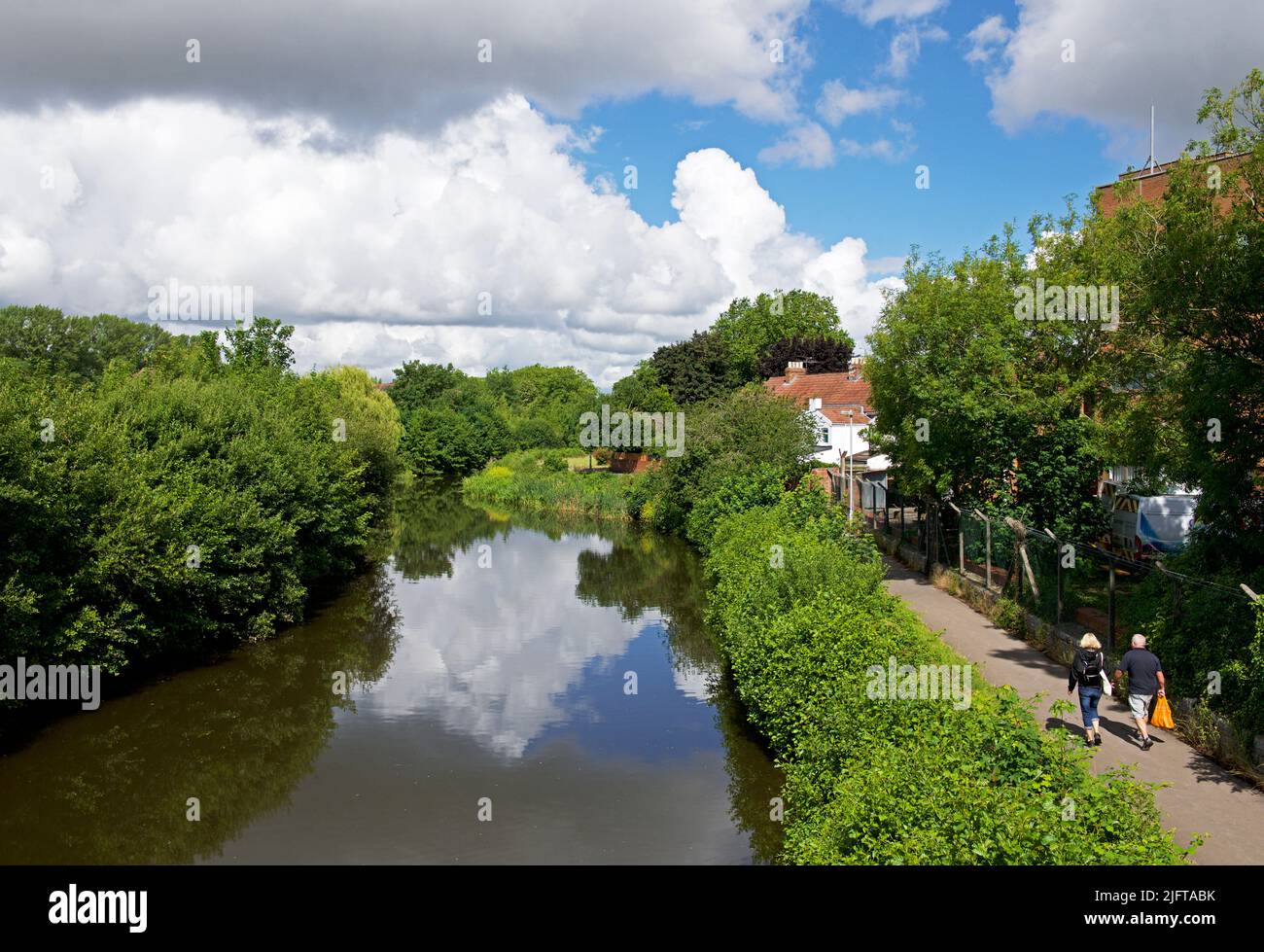 Deux marcheurs sur le chemin de la rivière Tone à Taunton, Somerset, Angleterre Royaume-Uni Banque D'Images